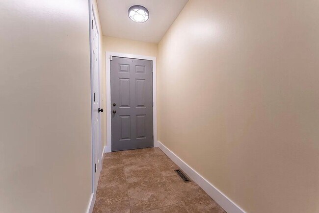 Building Photo - 3 Bed 2 Bath 2 Car Garage Home Southwest Springfield MO!!