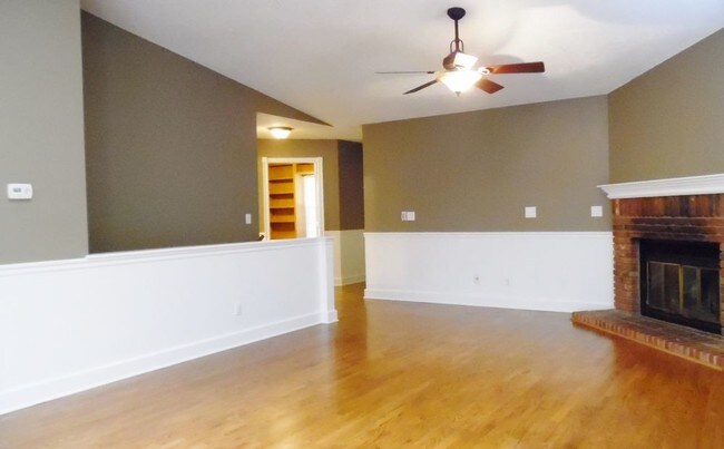 Foto del edificio - 8320 Sassafras Dr.