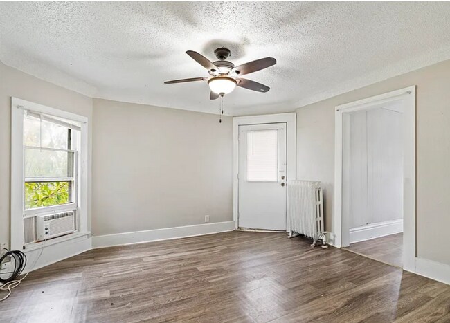 Foto del edificio - HALF OFF FIRST MONTHS RENT SPECIAL 4 Bedro...