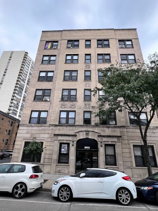 Building Photo - 3933 N Clarendon Ave