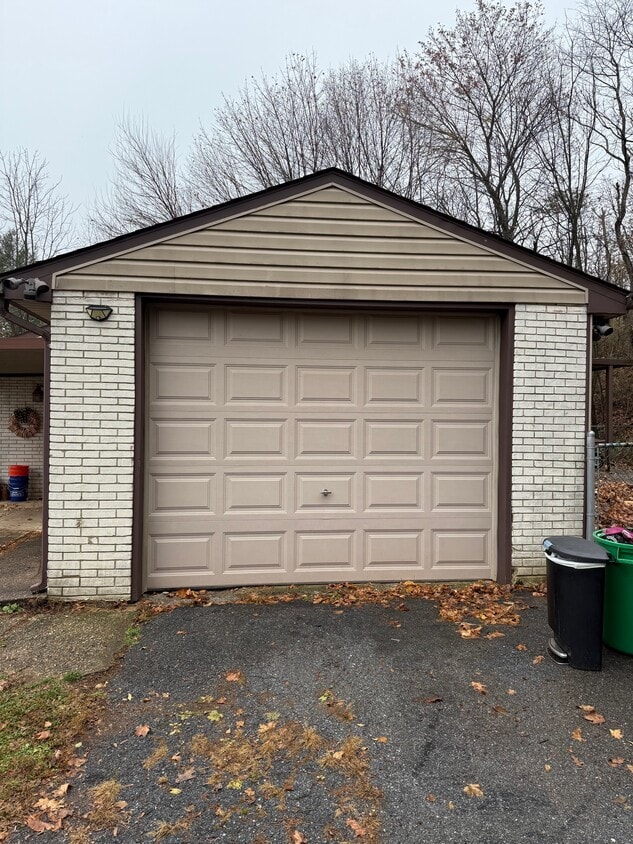 Foto principal - 7038 Hillside Rd