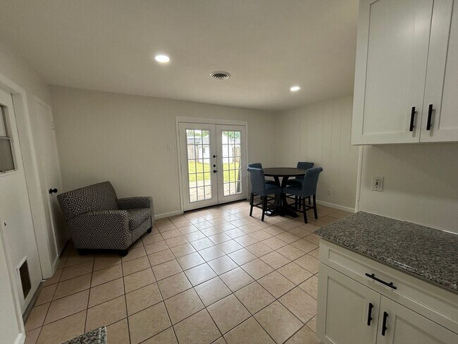 Building Photo - Stylish, Updated, Three Bedroom Home in the heart of Euless