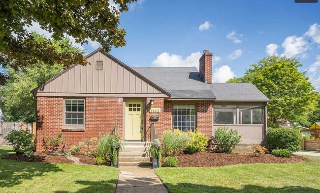 Foto del edificio - East Grand Rapids Gem: 4-Bedroom, 2-Bath U...