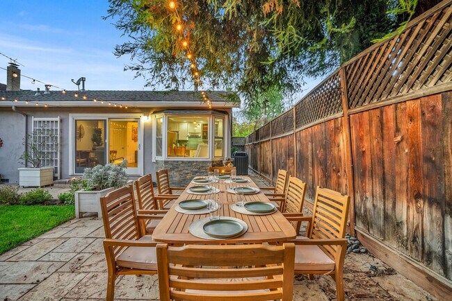 Foto del edificio - 5805 Silver Creek Valley Pl