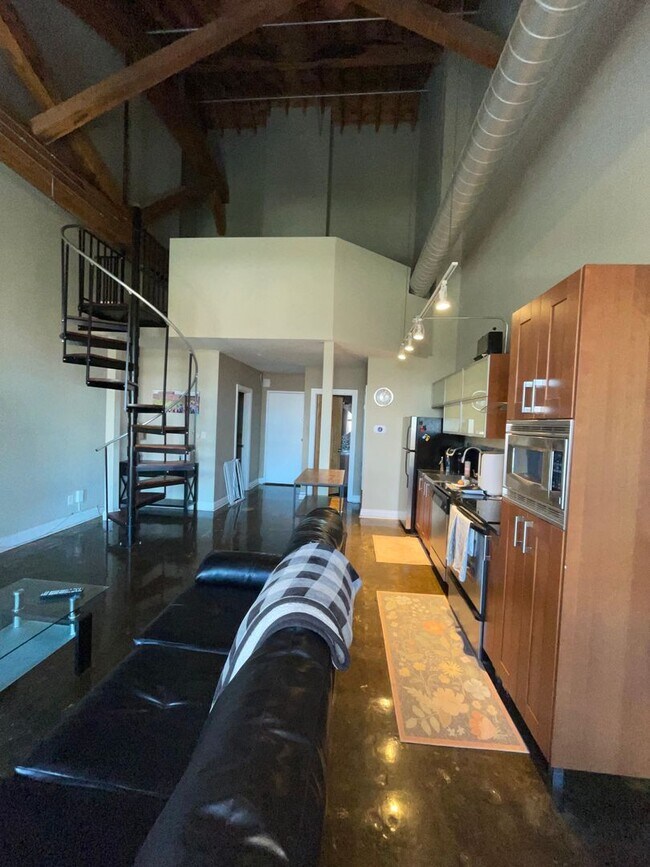 Building Photo - Loft Apartment in Rivermarket