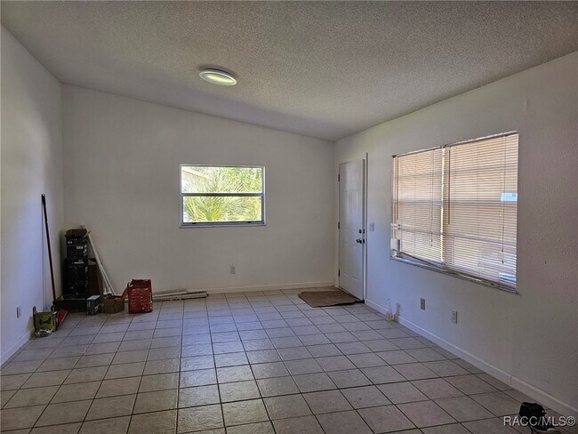 Foto del edificio - 472 N Willowwood Point