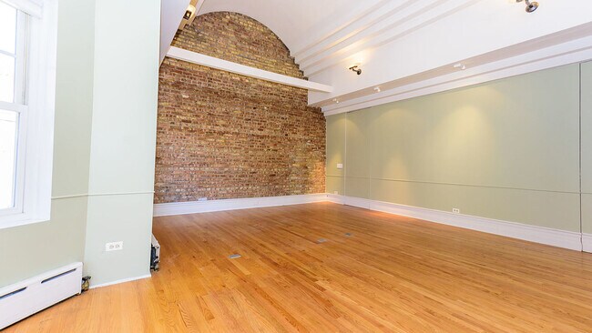 Building Photo - 544 W Brompton Ave