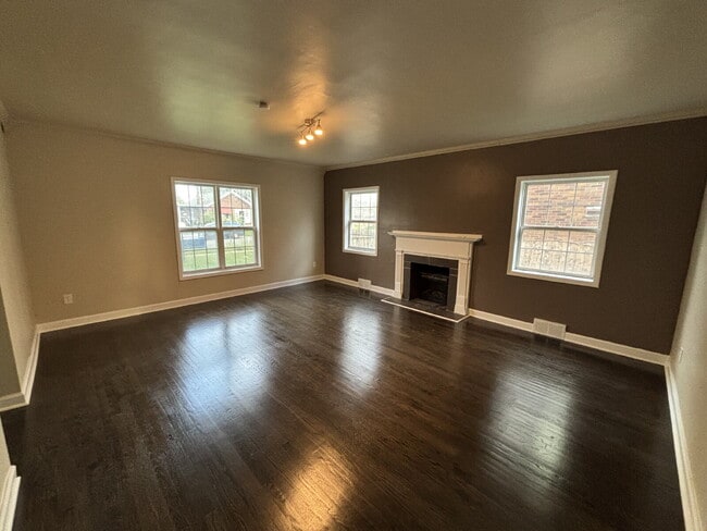 Foto del edificio - Charming 3-Bedroom Home with Spacious Yard...