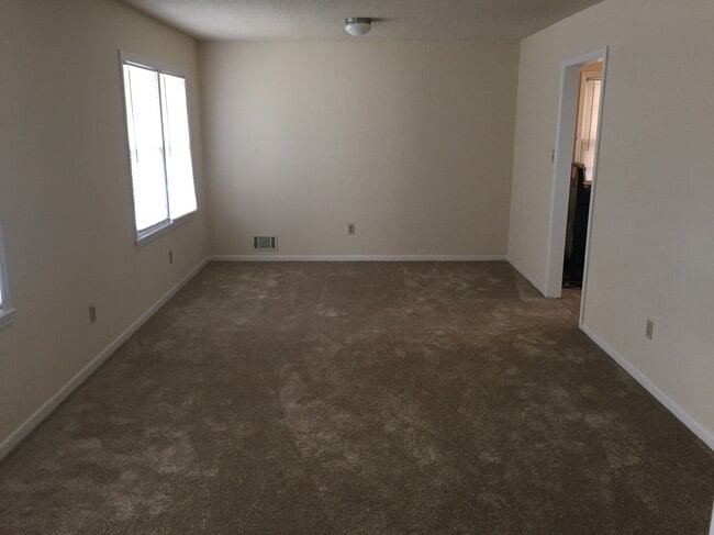 Building Photo - 145 Coldstream Dr