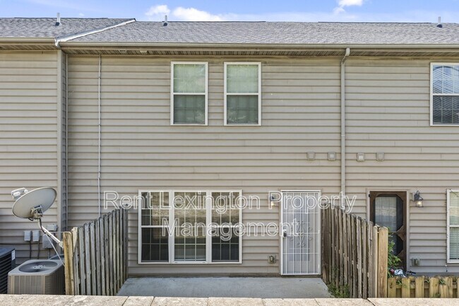 Foto del edificio - 4464 Stuart Hall Blvd