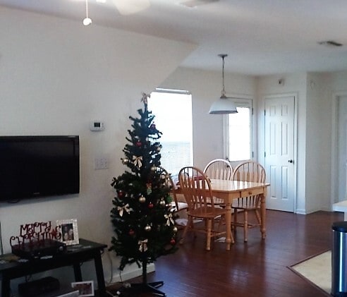 Open Floor Plan with eat in kitchen and pantry - 1405 Deerhaven Ln
