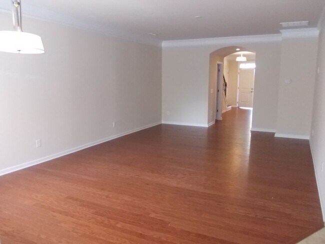 Building Photo - Beautiful 3 Bed + Loft Townhome in Highly ...