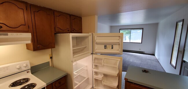 Kitchen -Living room - 775 N Oak Harbor St
