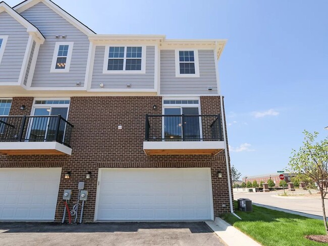 Building Photo - Beautiful 3 Bedroom TownHome in Cherry Hil...