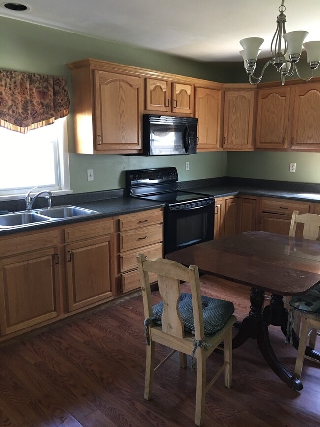 Building Photo - 2 Bedroom Rancher in Dunbar