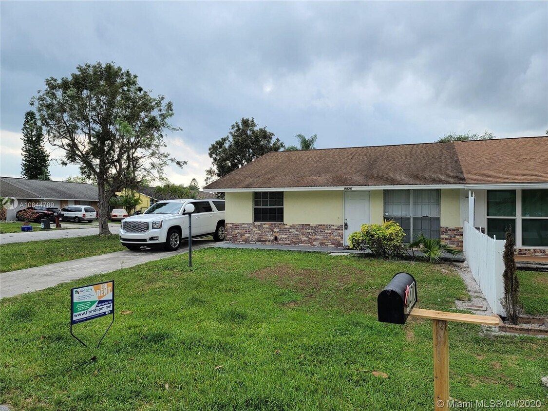 Primary Photo - 4470 SE Geneva Dr