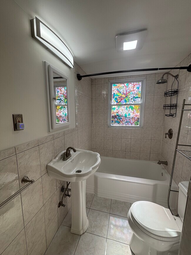 Foto del edificio - 233 Broughton Ave