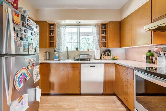 Building Photo - Charming 3-bdrm/2-bath Mid-Century ranch—A...