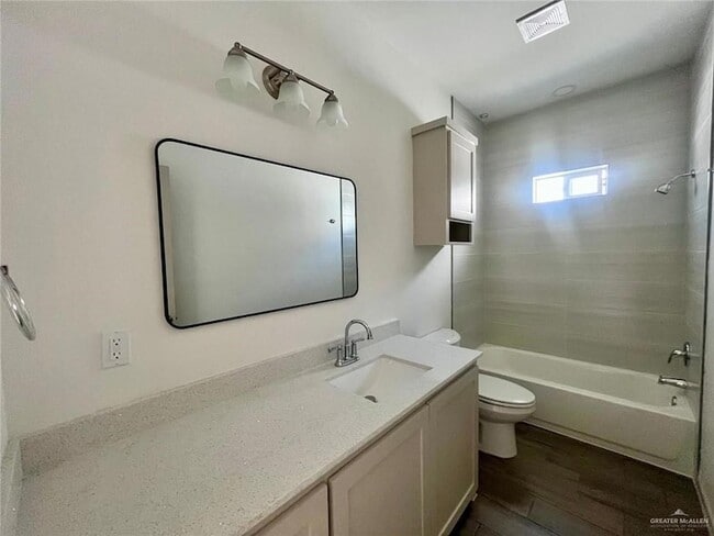 Building Photo - 1121 Shavano Dr