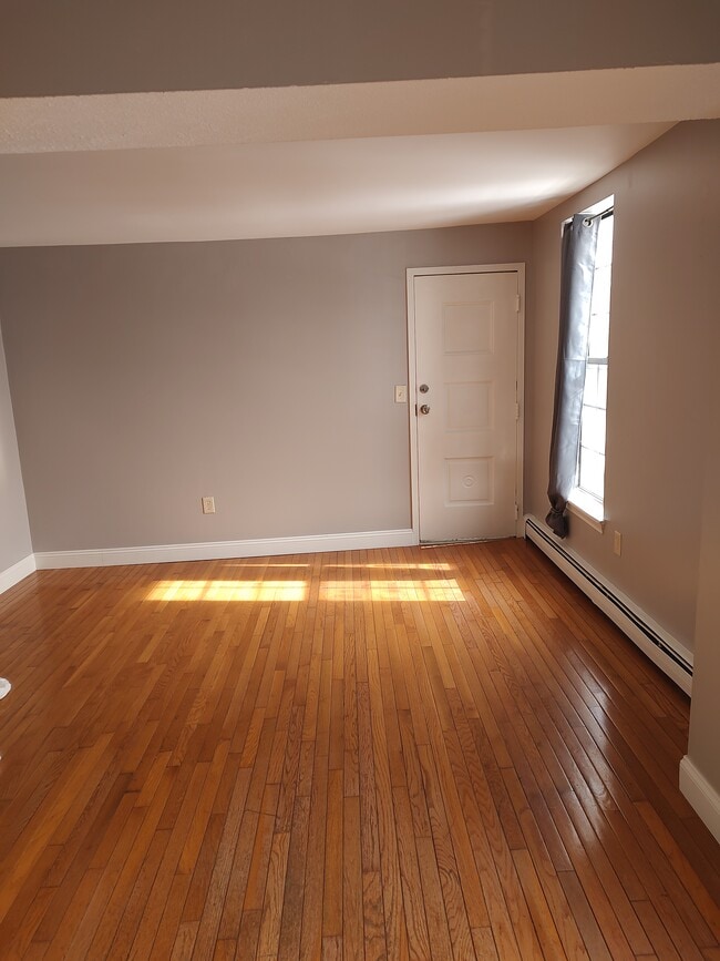 Living Room - 121 Huyshope Ave