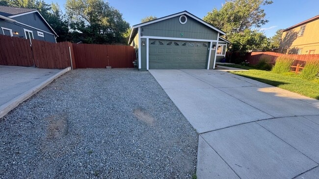 Foto del edificio - 4bed/2bath/2car garage. RV parking & massive landscaped backyard in cut-de-sac