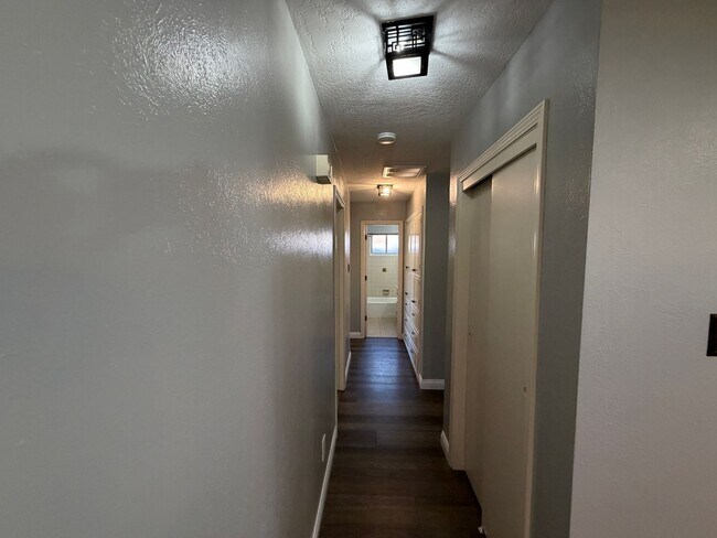 Foto del edificio - 3 Bedroom Single Story Home Available Near Louisiana Blvd NE & Candelaria Rd NE!