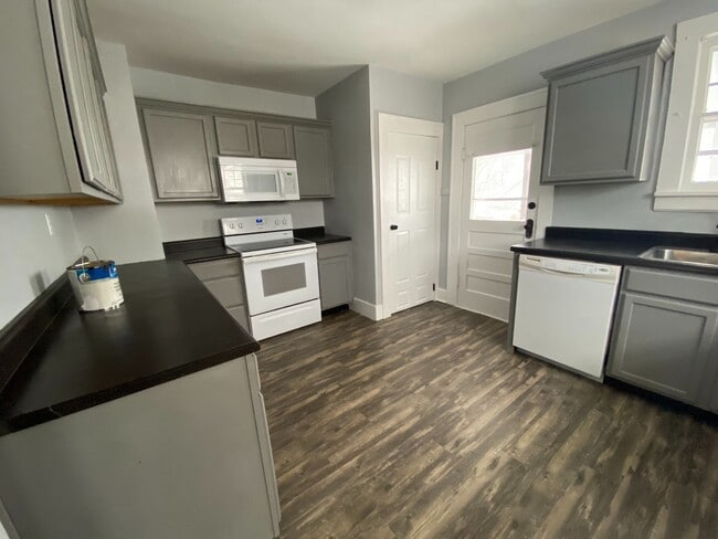 Foto del edificio - COLLEGE PRE-LEASING