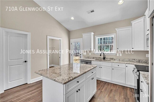 Foto del edificio - 710A Glenwood St Ext-