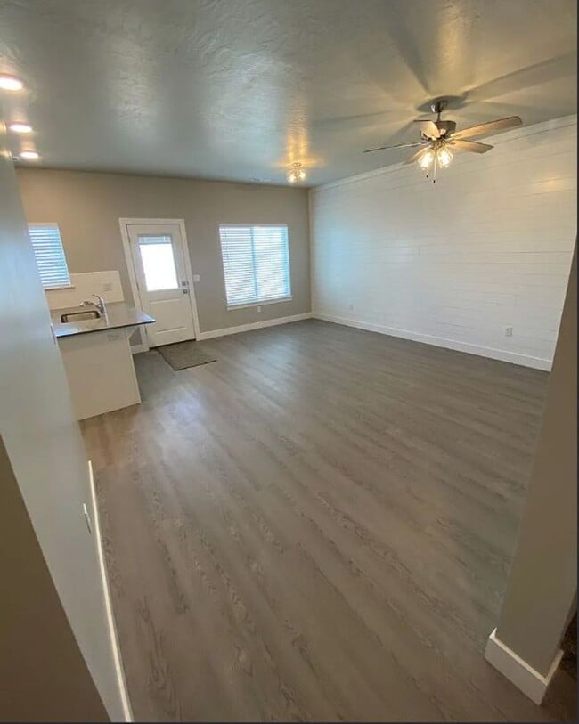 Building Photo - 3 Bedroom End-Unit Townhome in Cedar Bend – Great Cedar City Location