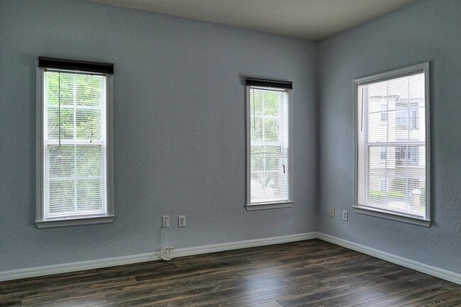 Building Photo - Second floor, 2/2 updated unit, available ...