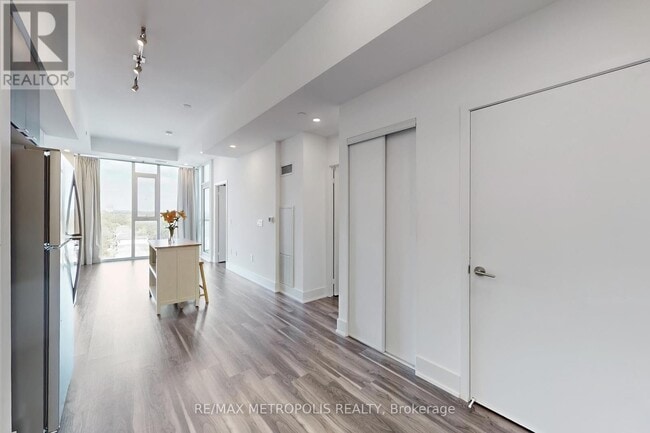 Building Photo - 859 The Queensway