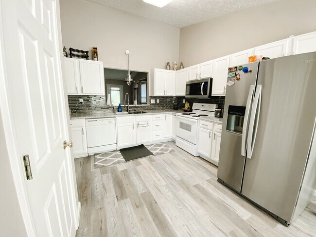 Building Photo - Newly Renovated Three Bedroom