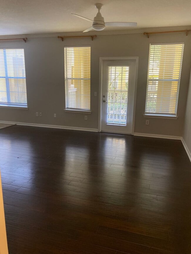 Building Photo - Large Downtown 1 bedroom with Pool View!