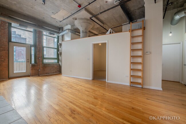 Building Photo - 2001 S Calumet Ave