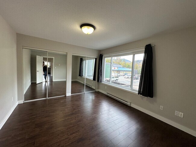 Photo du bâtiment - 7244-7244 Pioneer Ave