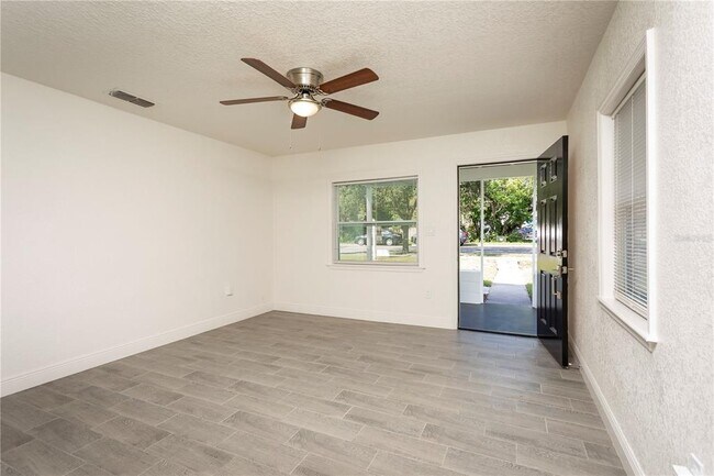 Foto del edificio - 678 W Webster Ave