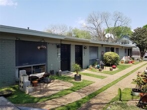 Building Photo - 606 W 51st St