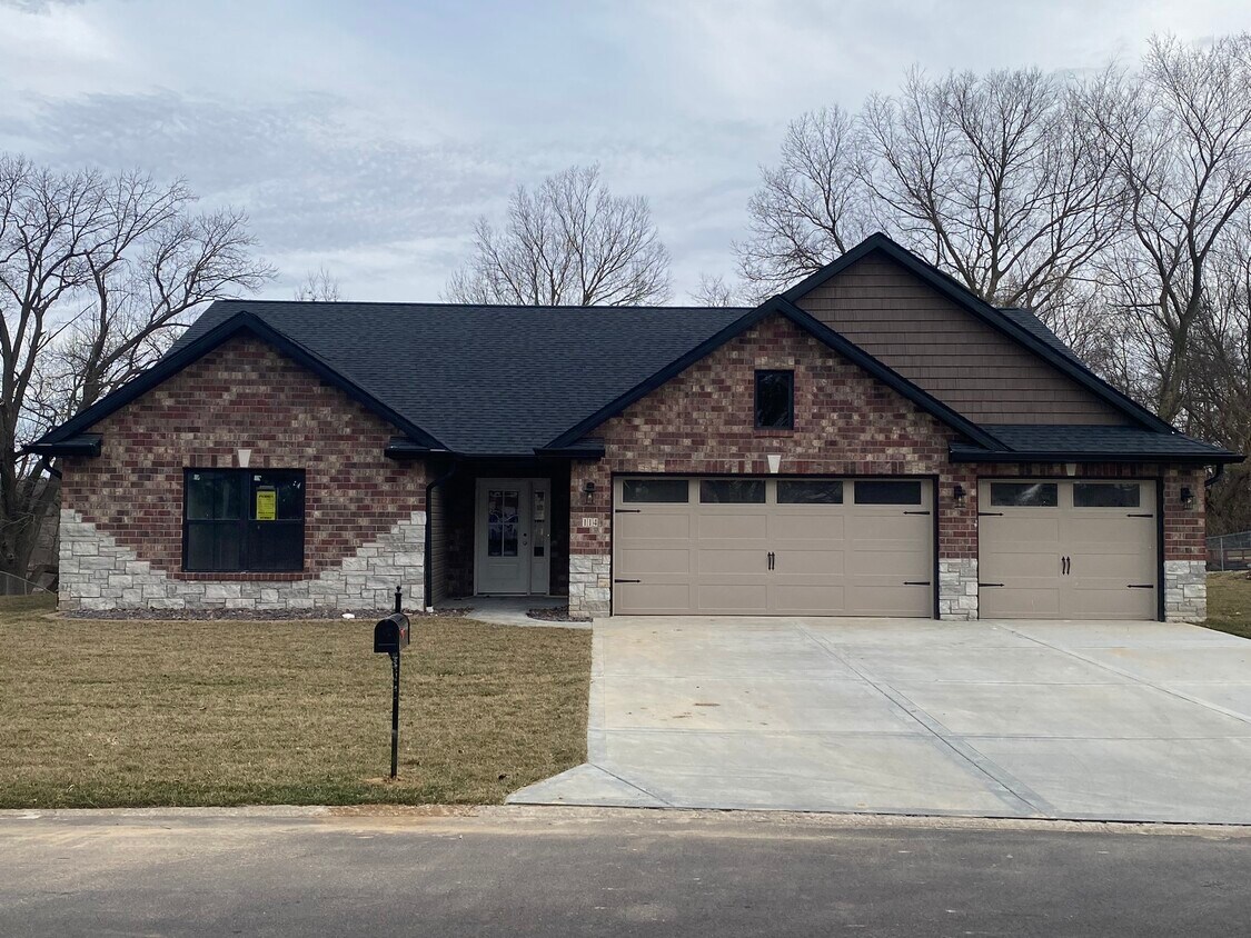 Foto principal - 114 Hampton Dr