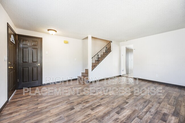 Building Photo - 335 S 11th E