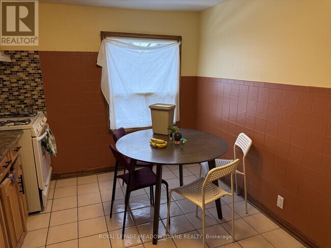 Building Photo - 492 Dufferin St