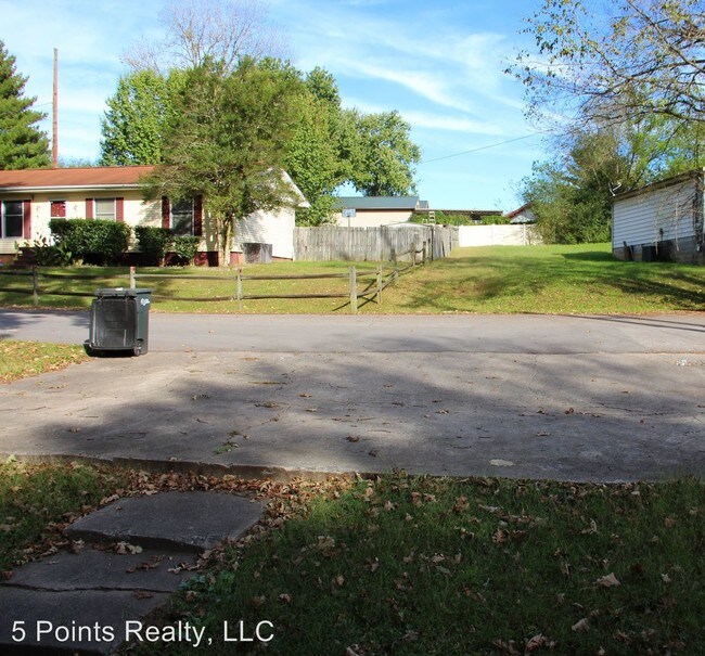 Building Photo - 743 Linden Green Dr