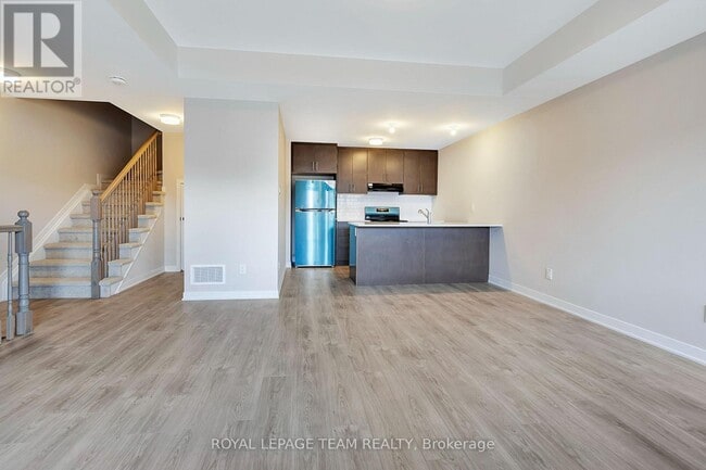 Building Photo - 904 Parnian Private