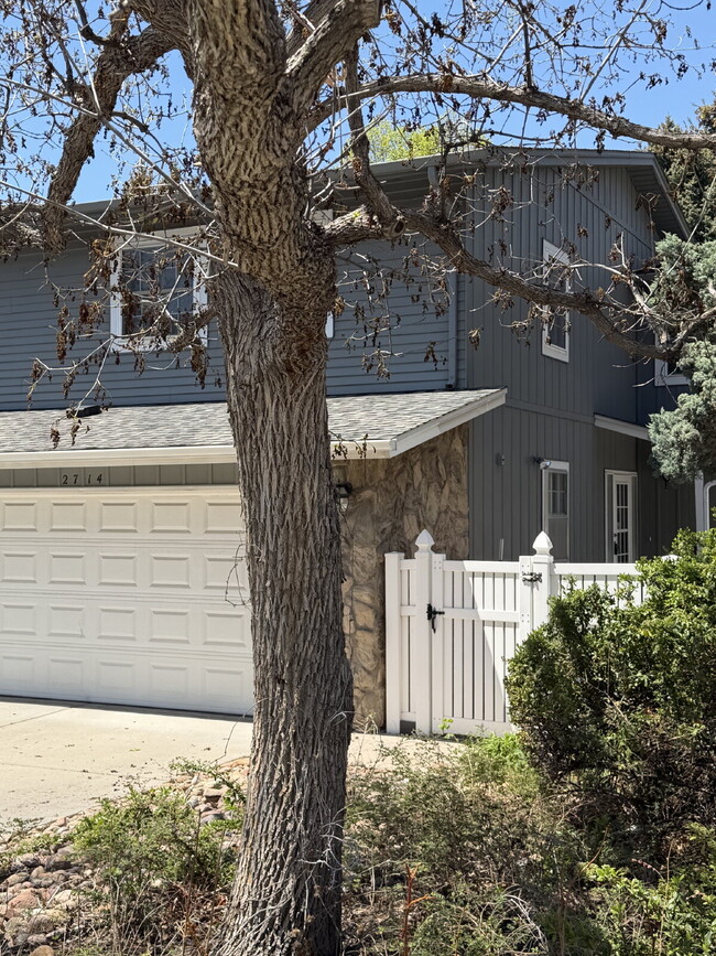 "Spacious 3-Bed, 3-Bath Townhouse in Heather Ridge South" - "Spacious 3-Bed, 3-Bath Townhouse in Heather Ridge South"