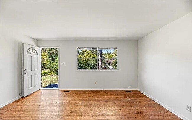 Photo - 1700 S Hills Dr House