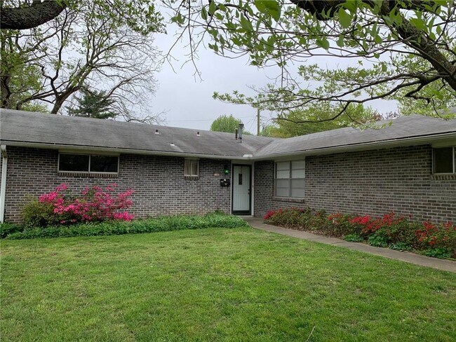 Building Photo - 1102 W Pecan St