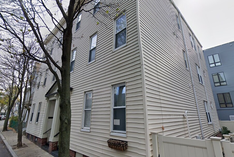 Building Photo - 66 Middle St