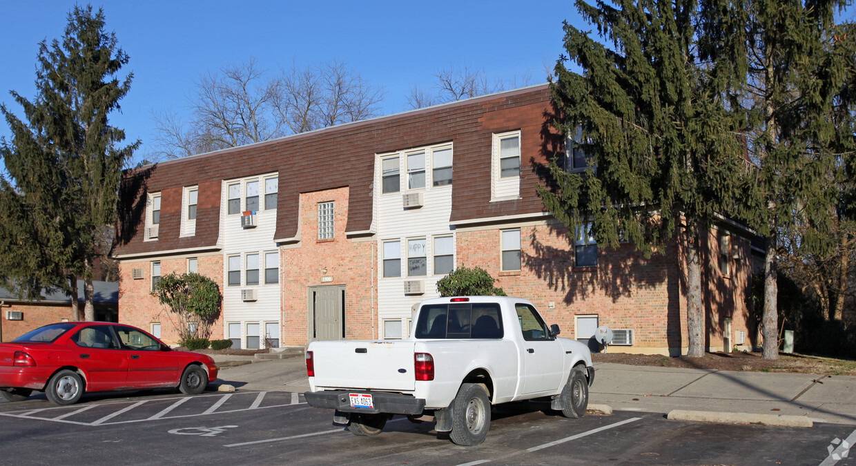 Primary Photo - Oakwood Apartments