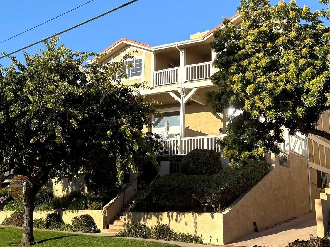 Multi-Level 2 bed plus bonus room townhome in South Redondo Beach – Available for 6–12 Months - Furnished Multi-Level Townhome in South Redondo Beach – Available for 6–12 Months
