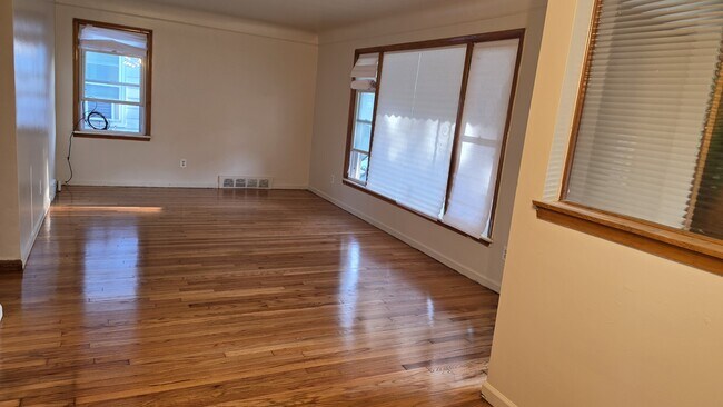 Foto del edificio - 6865 Faust Ave