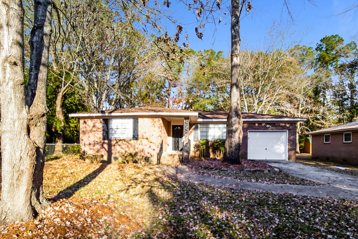 Foto principal - Charming, Classic Brick Home.